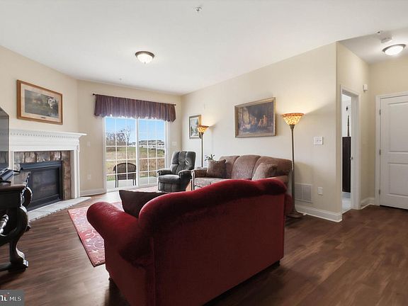 5th image of 637 Lititz Reserve Ln
