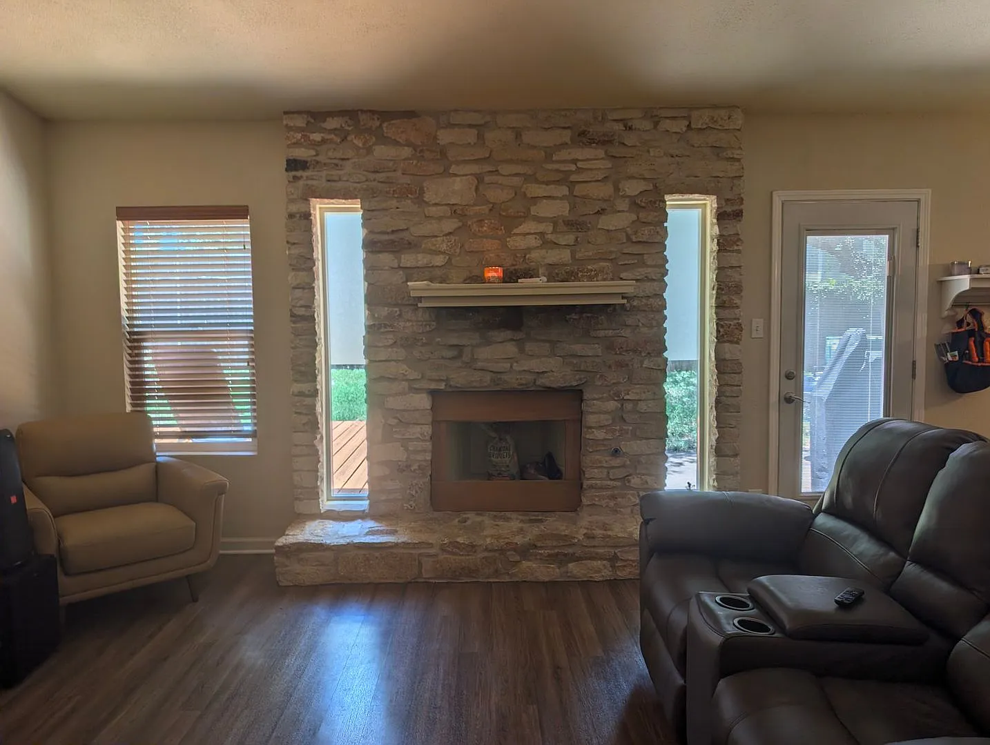 Beautiful 3BR/2BA Home with Fireplace & Fenced Yard in Austin — Photo 2