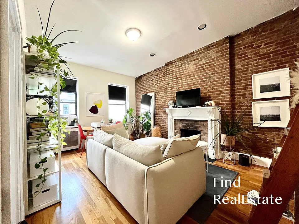 42 W 76th St #4B