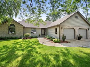 2319 Knoll Terrace Dr, Waterford, WI