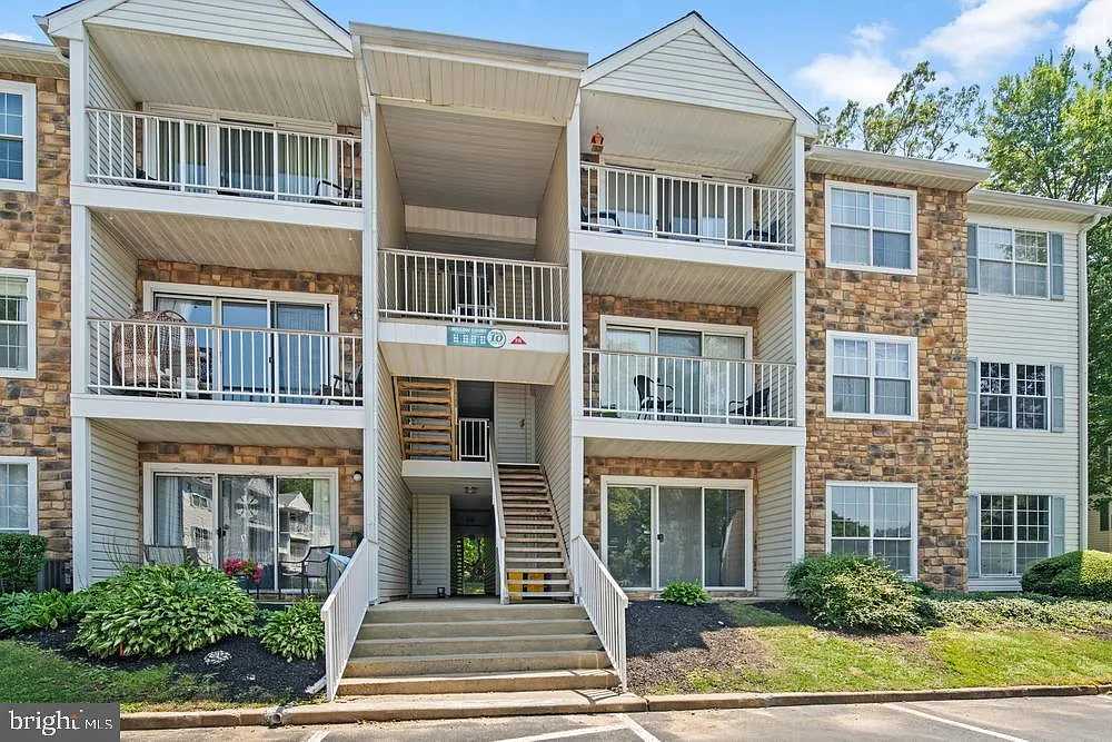 2 bed, 1100 sqft, $2,200 — Photo 1