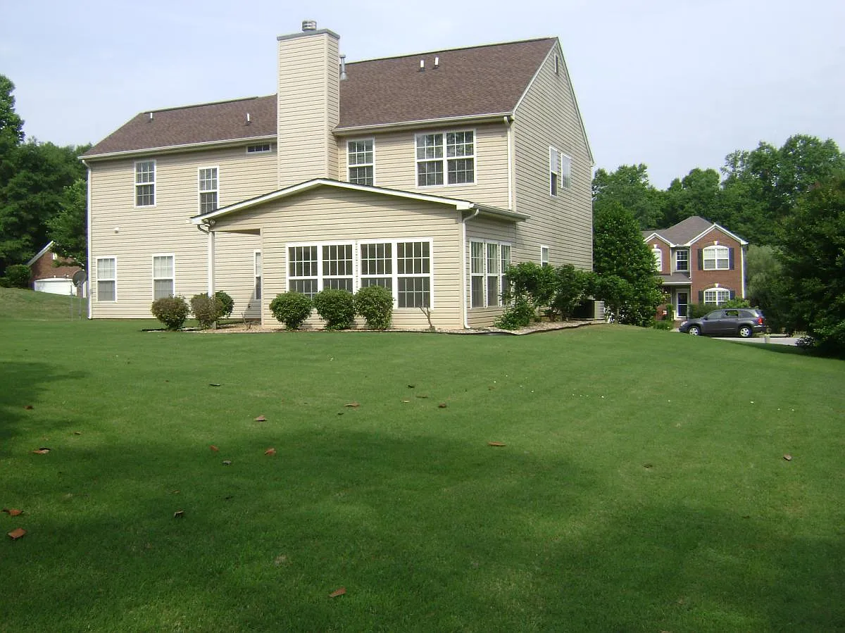 5 bed, 3200 sqft, $2,150 — Photo 3