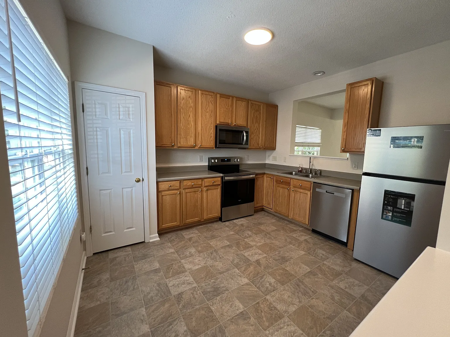 3 bed, 2.5 bath, 1448 sqft, $1,850 — Photo 2