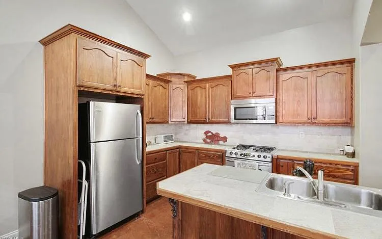 122 Treasure Cv — Photo 1