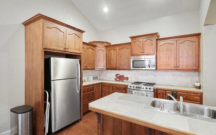 Kitchen w/ island