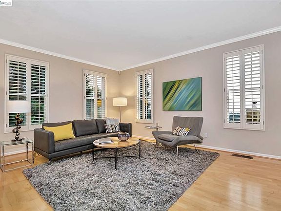 3rd image of 8273 Skyline Cir