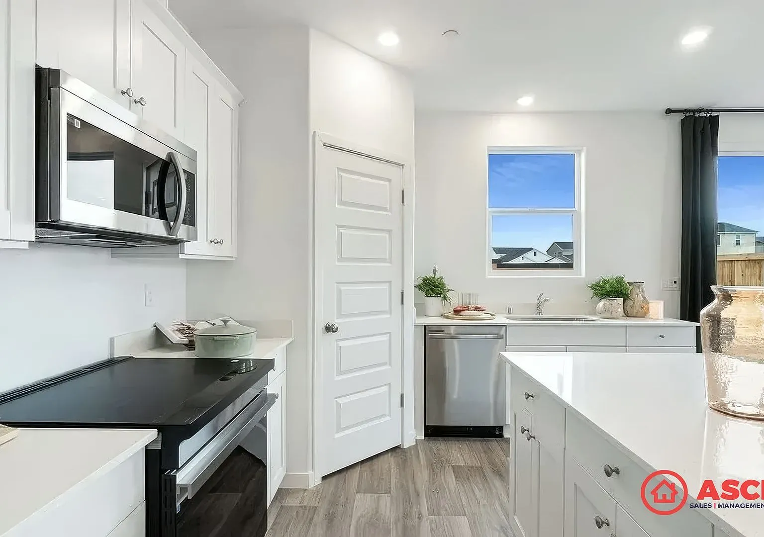 Smart 5-Bedroom Home with Solar + Tesla Powerwall in Gossamer Grove Low electricity cost! — Photo 2