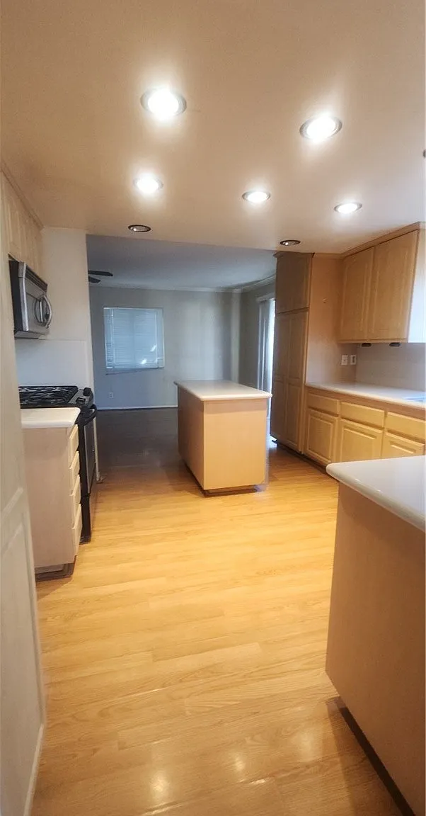 4 bed, 2.5 bath, 1863 sqft, $3,995 — Photo 4