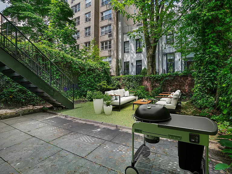 233 E 18th St #A — Photo 2