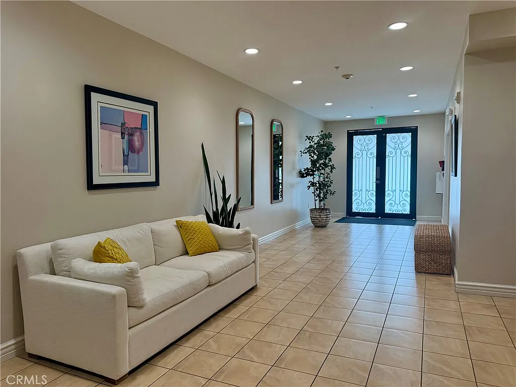 2 bed, 2.5 bath, 1720 sqft, $6,000 — Photo 3
