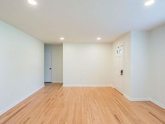 4th image of 805 Hampton Dr
