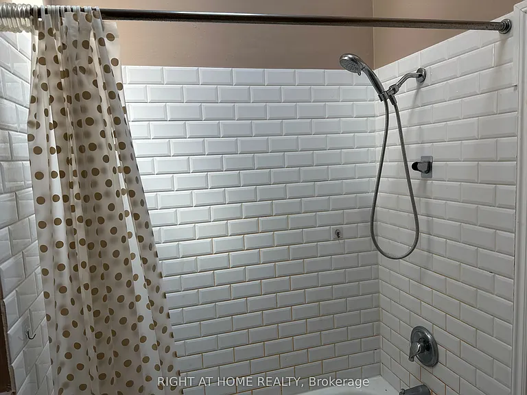 1101 Oxford St W — Photo 22