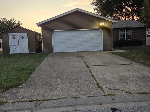 404 Bargraves Blvd, Troy, IL 62294