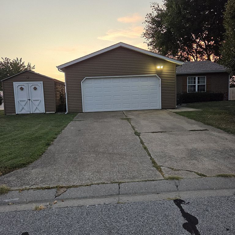 404 Bargraves Blvd - Property Image