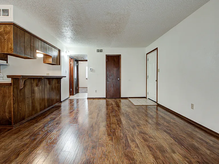 1315 Glen Oaks Ct #4 — Photo 7