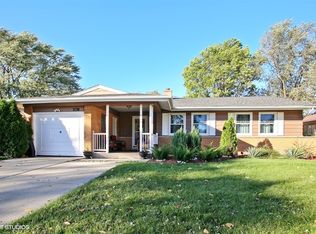 108 Crest Ave, Elk Grove Village, IL 60007