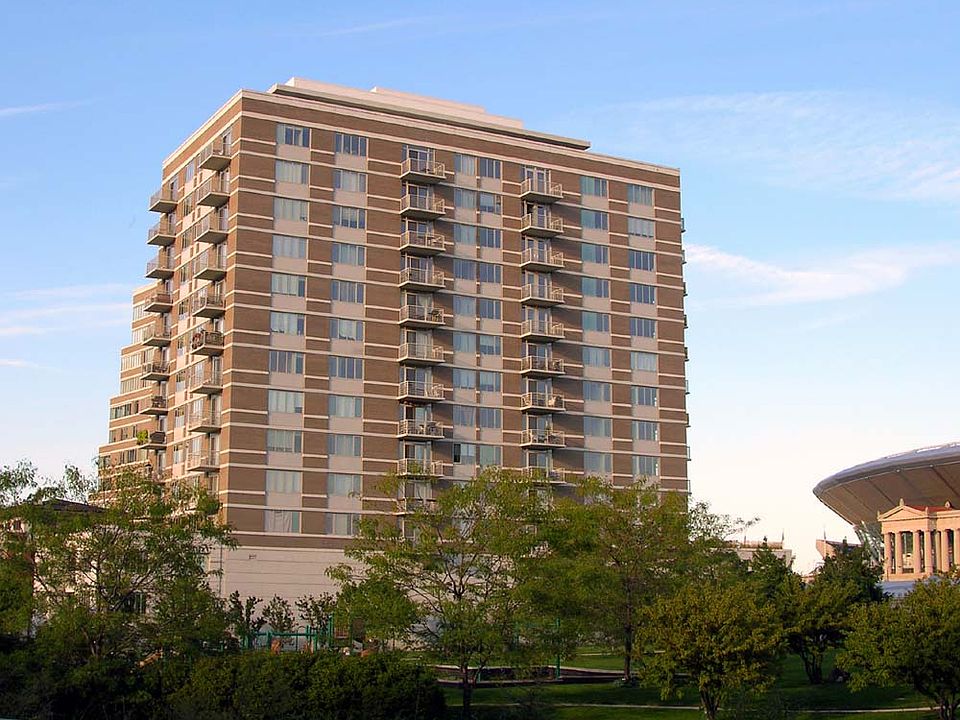 1st image of 1515 S Prairie Ave Unit 907