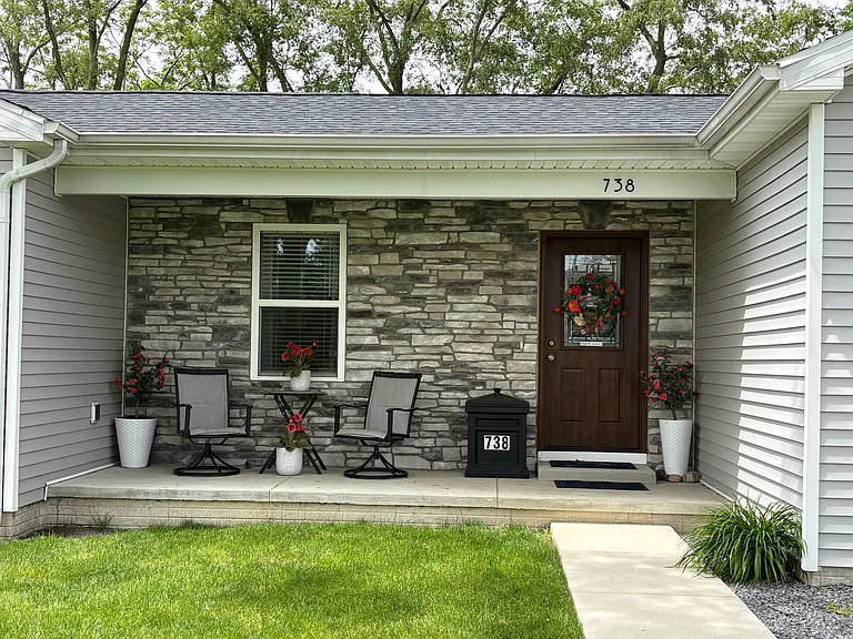 738 S Shoop Ave — Photo 2