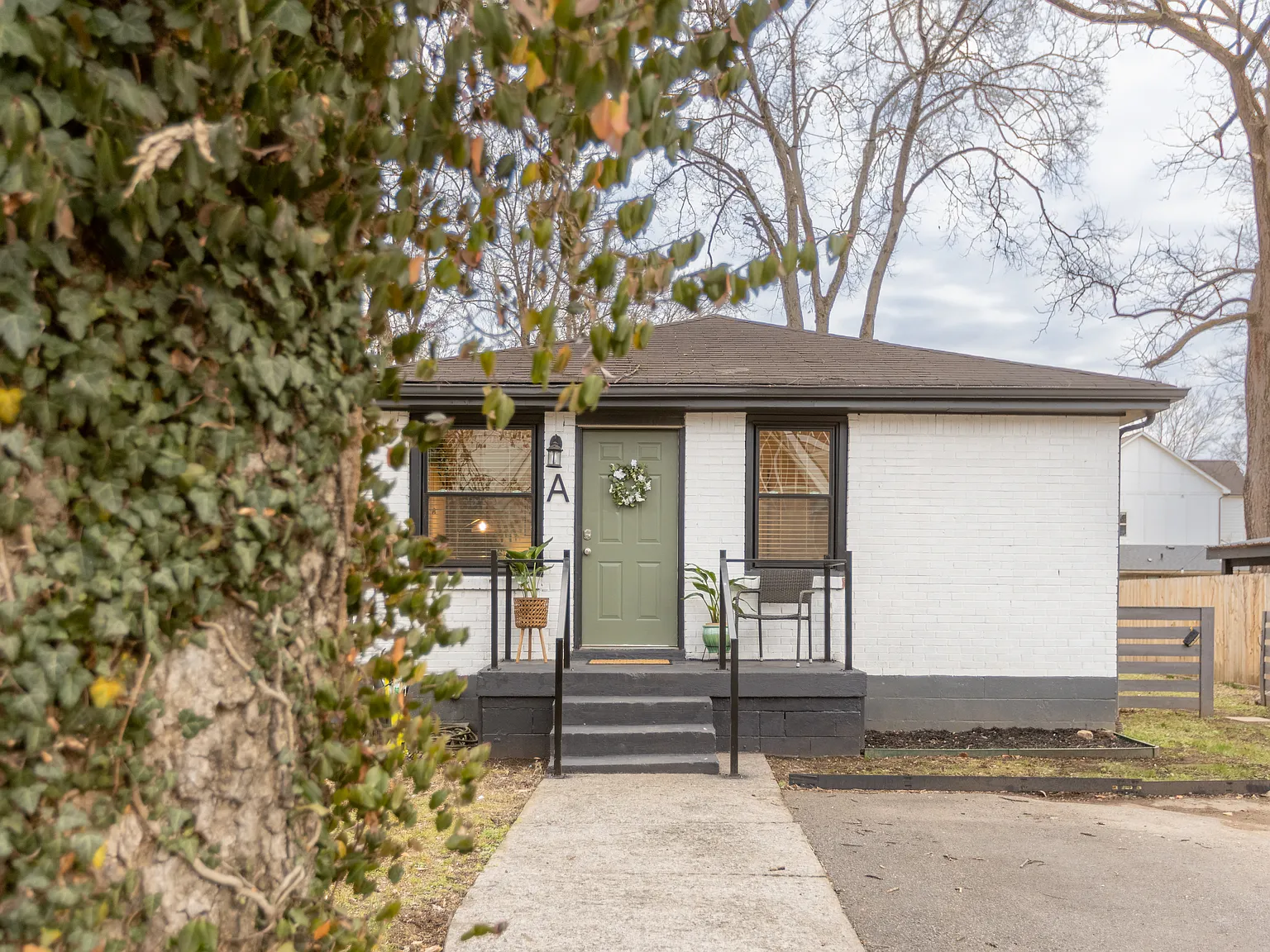 2 bed, 700 sqft, $2,300 — Photo 1
