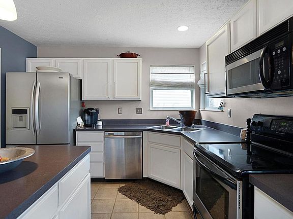 5th image of 45 Lantern Chase Dr