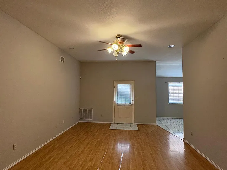 8404 Las Palmas Dr — Photo 7