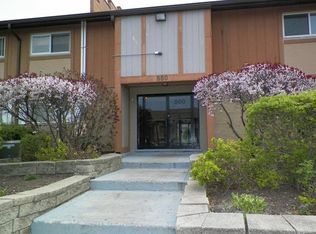 860 E Old Willow Rd APT 121, Prospect Heights, IL 60070