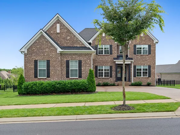 1005 Keeneland Dr, Gallatin, TN 37066