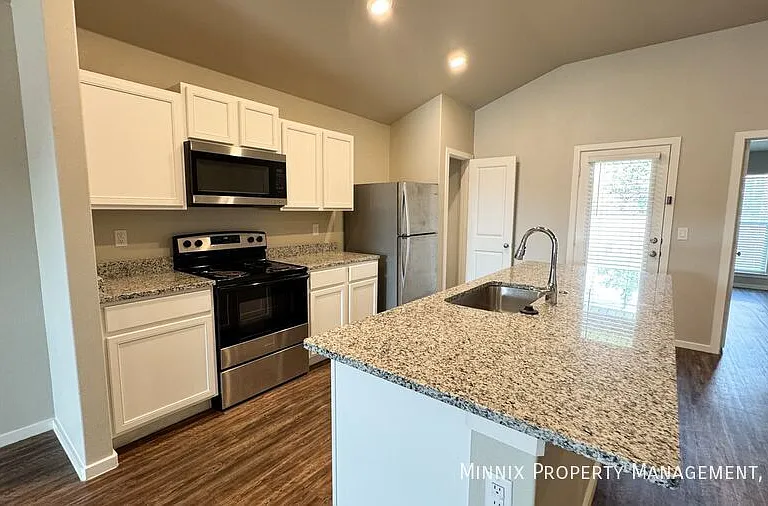 2033 Kenwood Ave — Photo 9