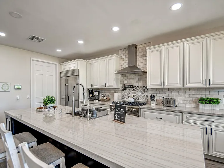 3216 E Sunnyside Ln — Photo 9