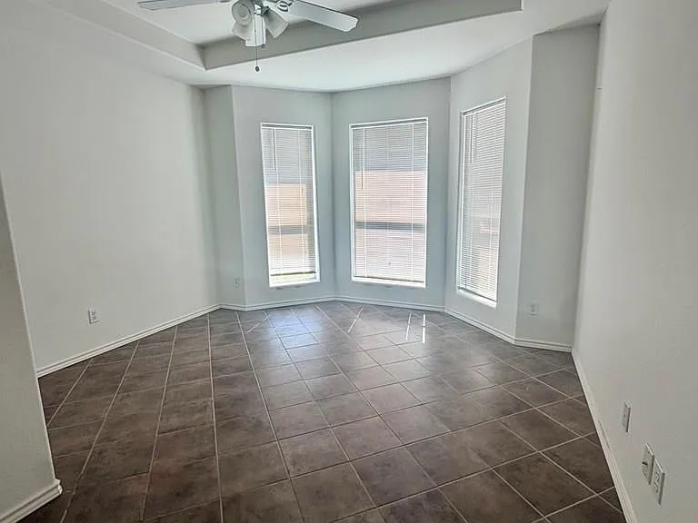 2336 Hamburg St — Photo 14