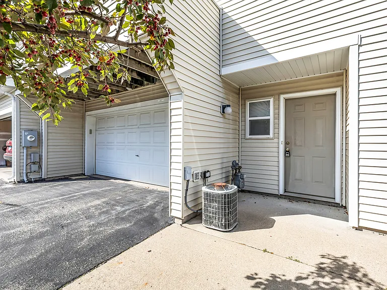 6834 Meadow Grass Ln S — Photo 3
