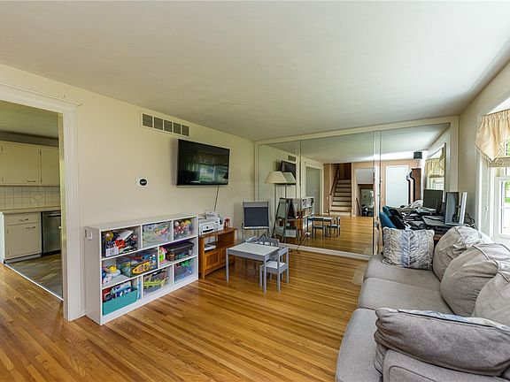 5th image of 95 Ridgelea Ct