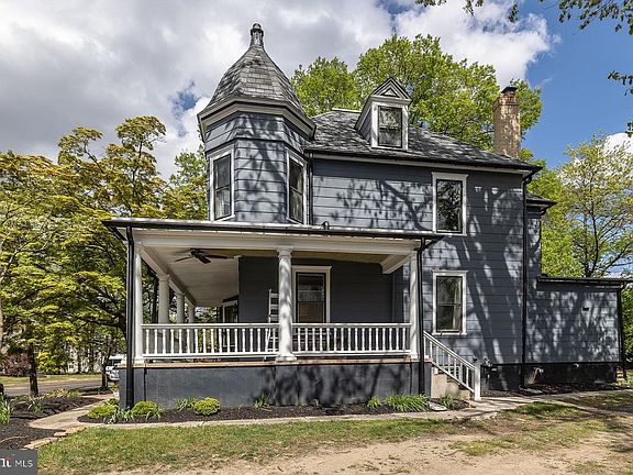 4th image of 116 W Collings Ave