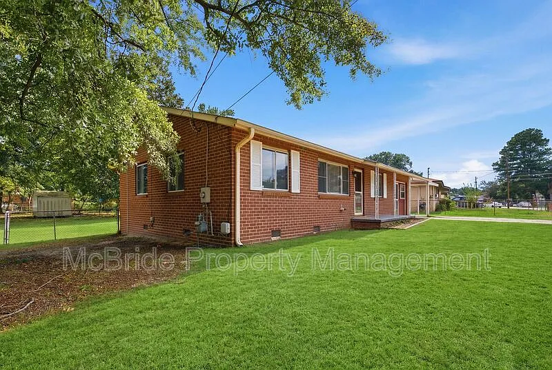 3 bed, 1.0 bath, 1323 sqft, $1,395 — Photo 2