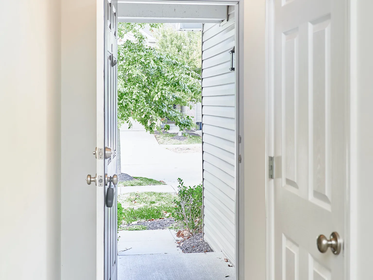 3 bed, 2.5 bath, 1656 sqft, $2,050 — Photo 4