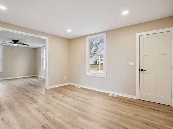 3rd image of 805 E 1st Ave
