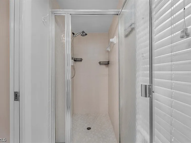 108 SE 47th St #102 — Photo 32