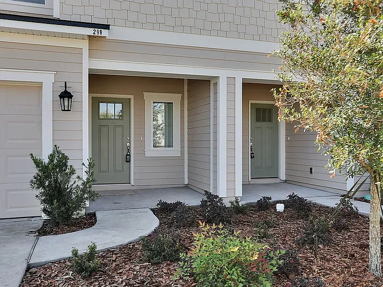 3 bed, 2.5 bath, 1372 sqft, $1,745 — Photo 2