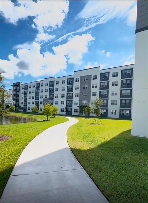 3 bed, 2.0 bath, 1150 sqft, $2,300 — Photo 3