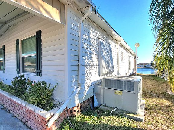 2nd image of 423 Hidden Cove Rd