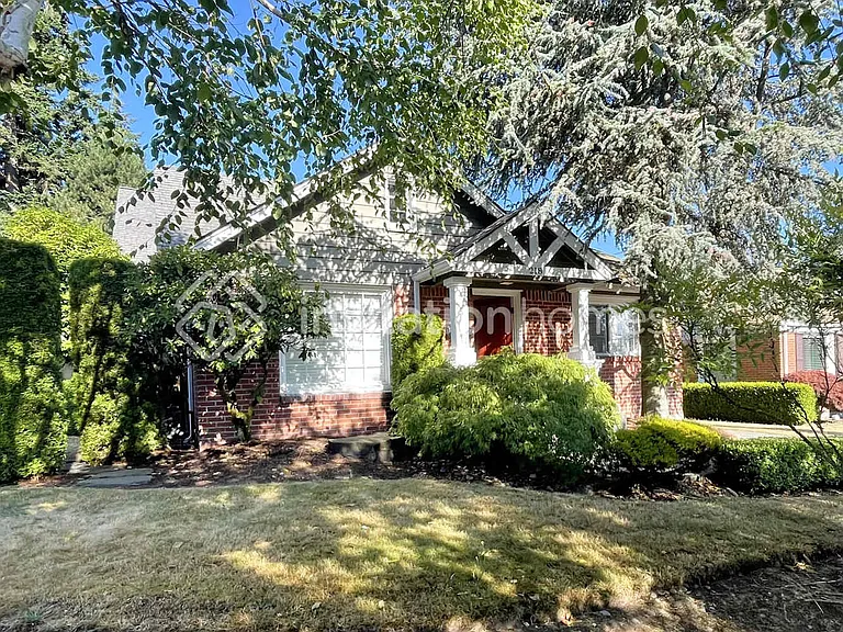 218 Summit Ave — Photo 1