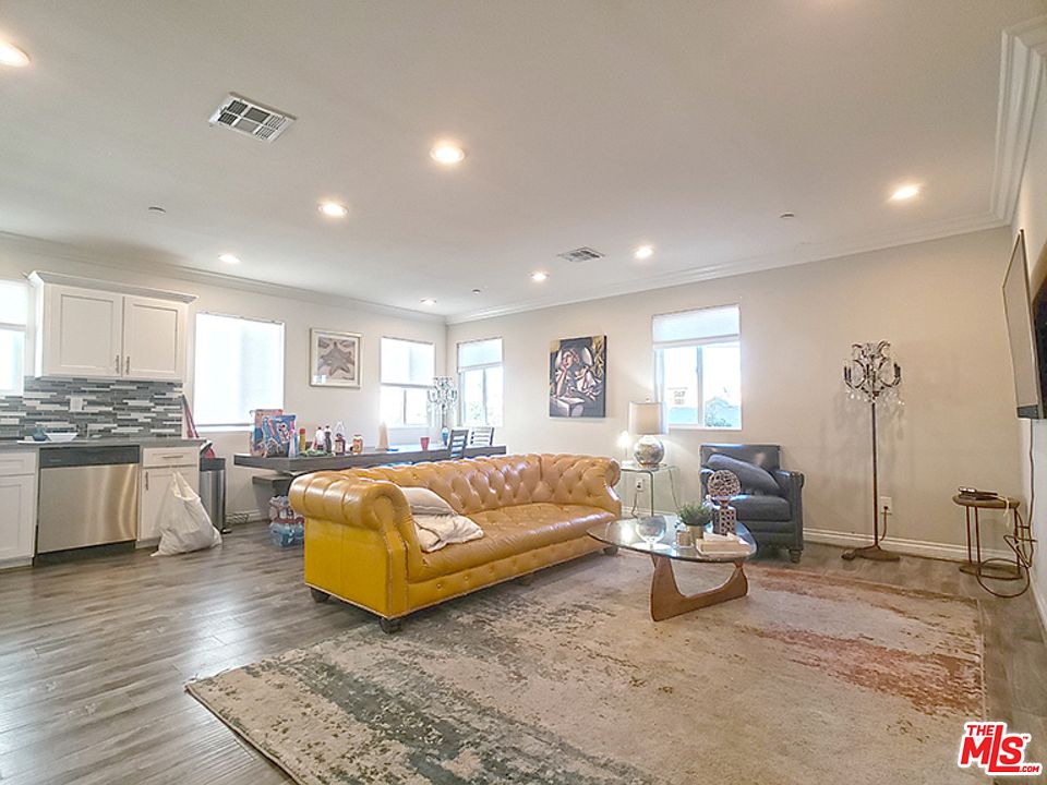 1st image of 963 1/2 N Wilton Pl