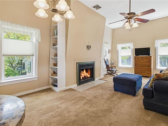 5th image of 27 Higgins St #201