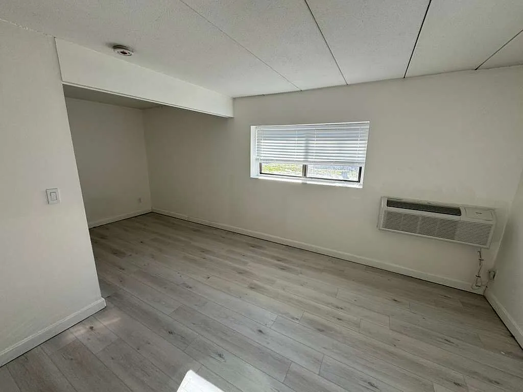 Studio, $2,000 — Photo 4