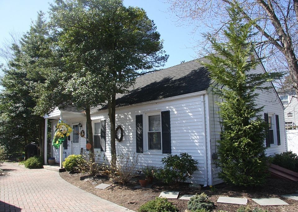 2nd image of 613 Point Ave
