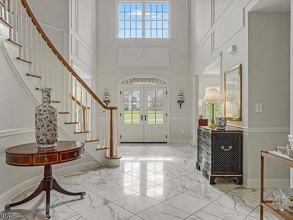 3rd image of 82 Woodman Ln