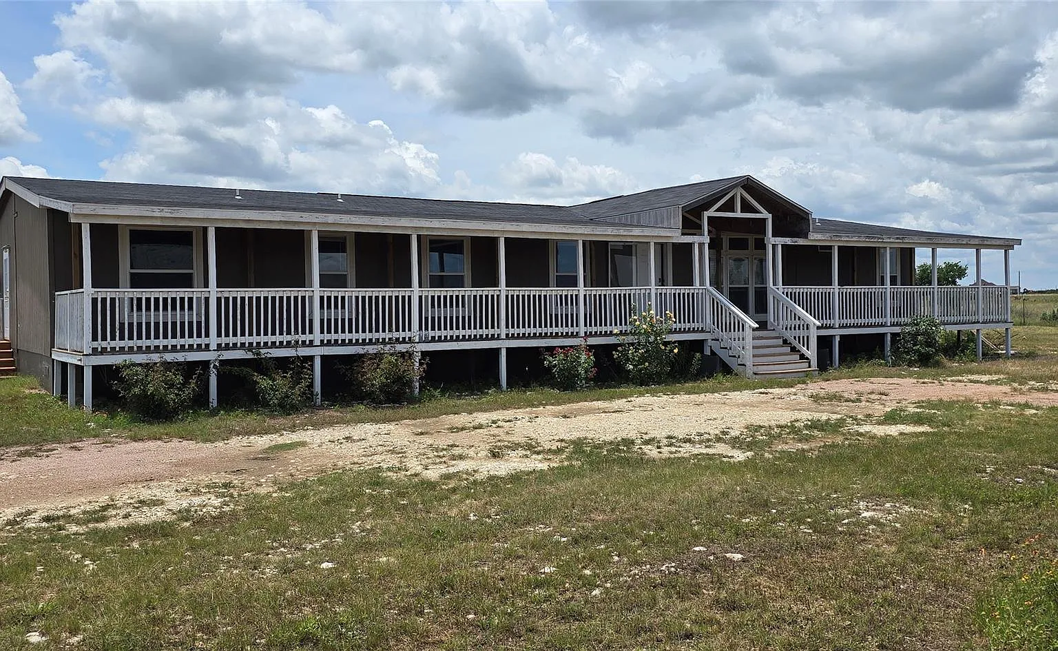 4 bed, 2.0 bath, 2280 sqft, $1,995 — Photo 3