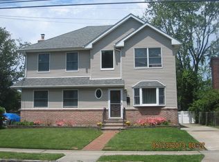 73 4th St, New Hyde Park, NY 11040