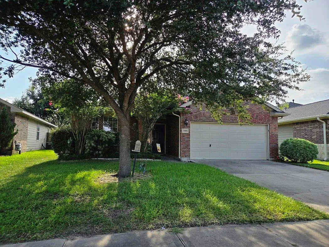 3 bed, 2.0 bath, 2231 sqft, $2,300 — Photo 2