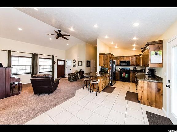 2nd image of 560 Cottonwood Cir